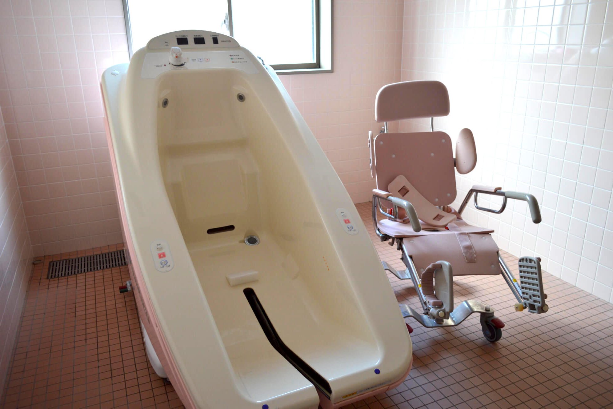 大阪府羽曳野市のサービス付き高齢者向け住宅HCLの介護用入浴装置